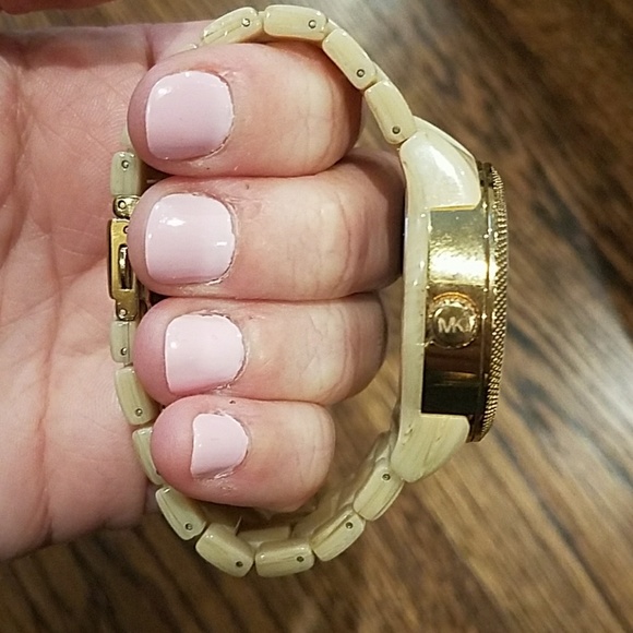 Michael Kors Horn Jet Set Watch - Picture 4 of 4